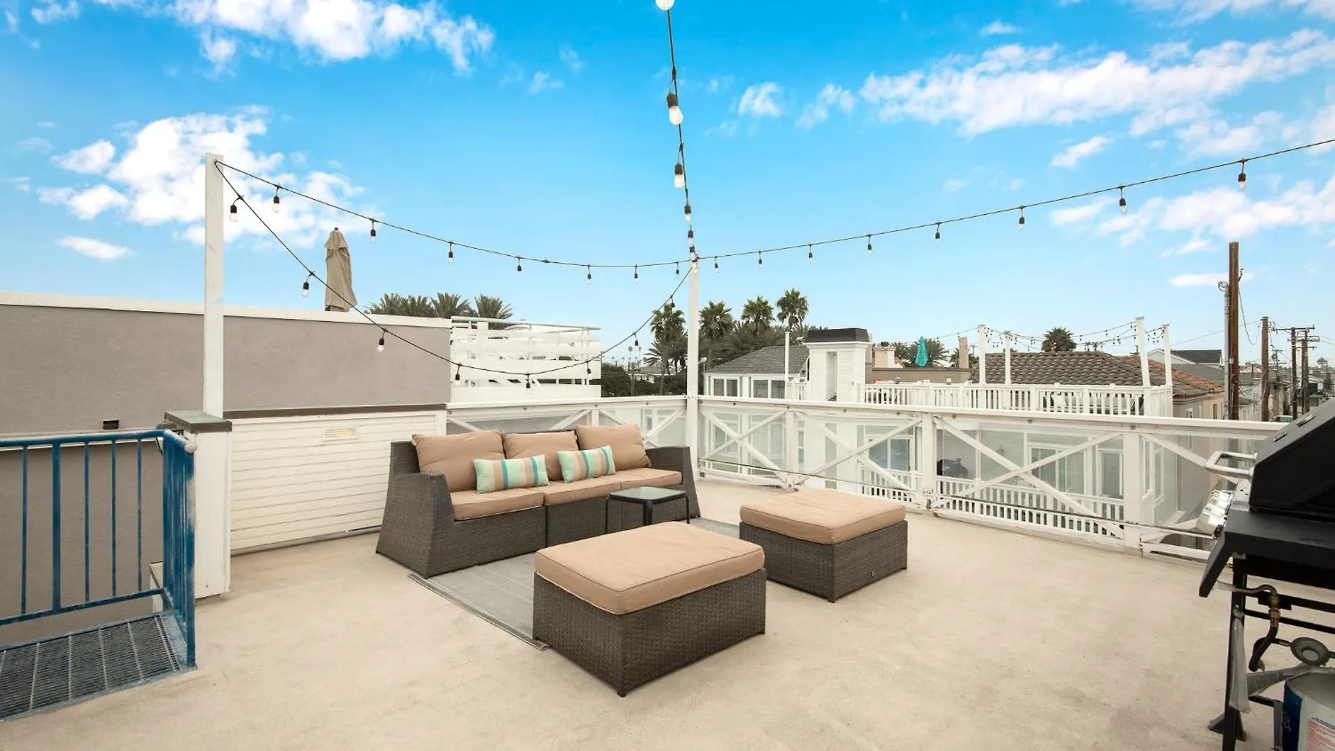 Holiday home 7 Bedroom Duplex Home With Rooftop & Peek-A-Boo Ocean View Newport Beach